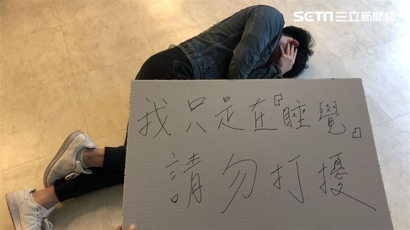 街友路倒自製警告牌　路人見狀全嚇壞