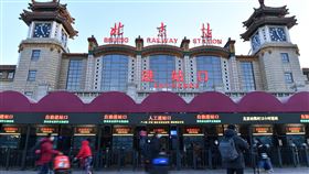 返鄉人潮下降  中國高鐵取消多個班次近期中國各級政府大力宣導就地過節，越來越多人選擇不返鄉，留在工作地過年，這樣的趨勢也反映在交通運輸的人潮上。中國國鐵近日陸續取消了1月底到2月初多班已經售票的返鄉高鐵班次，理由是客流量不足。（中新社提供）中央社  110年1月27日