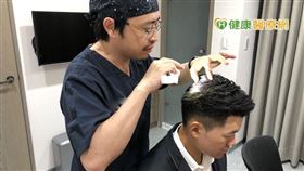 針對大量落髮問題，仍建議先瞭解落髮的原因，排除可逆的落髮現象，劉怡坊醫師提到，像是乾癬、自體免疫疾病、圓形禿、產後落髮、缺鐵性貧血等不適合馬上植髮手術，應先用藥物調理改善，再度強調植髮前專業醫師評估的重要。