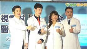 防疫期間醫護人員常面臨框架眼鏡影響工作，知名連鎖眼科診所去年也發起專案，協助近300位前線醫護人員矯正視力，加上越來越多醫師也選擇以雷射手術矯正視力，打破民眾質疑醫師不做近視雷射的迷思。