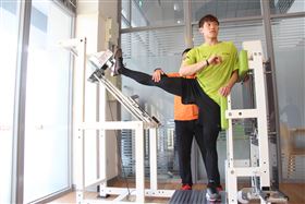 ▲陳冠宇體驗初動負荷訓練。（圖／崇越提供）