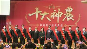 農委會27日舉辦「第32屆全國十大神農及模範農民頒獎典禮」，蔡英文總統及行政院長蘇貞昌同台。（圖／記者盧素梅攝影）