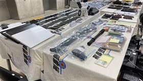 警政署打擊詐欺專案行動　查扣不法所得逾3億警政署自18日起至29日執行「全國同步打擊詐欺專案行動」，迄今共查獲320件、2386嫌，並查扣不法所得新台幣3億餘元，其中現金有1.6億餘元。中央社記者黃麗芸攝  110年1月27日