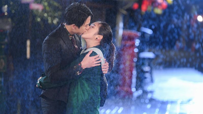 水電工女星戀愛　雨中激吻霸總富二代