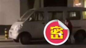 阿嬤每晚騎著公園的玩具車回家，在大街上格外突兀。（圖／翻攝自海客新聞） 