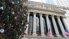 美股2021年出師不利  3大指數高點拉回美股2021年出師不利，3大指數都跌逾1.2%；道瓊工業指數從歷史高點回跌382點，5年來首見新年開黑盤。圖為紐約證券交易所。中央社記者尹俊傑紐約攝  110年1月5日