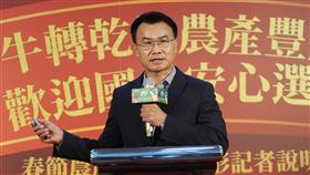 陳吉仲說明節前農漁畜產品供應情形行政院農業委員會25日在台北舉辦「牛轉乾坤農產豐足歡迎國人安心選購」記者會，農委會主委陳吉仲（圖）出席說明農、漁、畜產品節前供應情形，表示已加強規劃調配措施，確保民眾都能以合理價格購買所需食材。中央社記者裴禛攝  110年1月25日