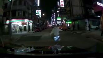 大媽衝抱瑞典坦克　躺地滑愛瘋不演了