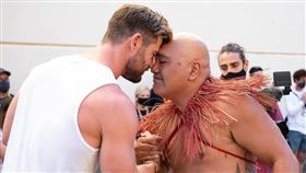 澳洲土著為克里斯漢斯沃與導演祈福。（圖／翻攝自克里斯漢斯沃IG）