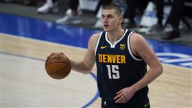 ▲約基奇（Nikola Jokic）越過全場傳神助攻。（圖／美聯社／達志影像）