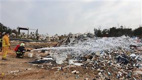 垃圾場大火  金門消防緊急阻斷撲滅金門新塘垃圾場28日上午發生火警，消防人員考量悶燒短時間火勢難以撲滅，立即請求水庫車支援，並利用移動式泡沫滅火液進行窒息戰術，阻斷火勢路徑。（金門縣消防局提供）中央社記者黃慧敏傳真  110年1月28日