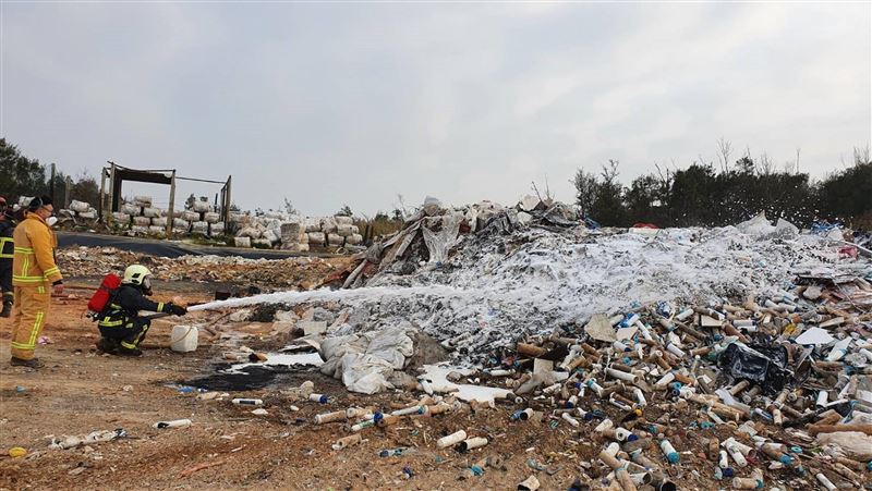 金門垃圾場大火悶燒　消防緊急撲滅