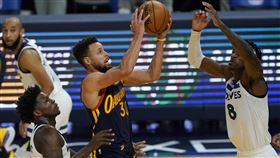 ▲柯瑞（Stephen Curry）穿著柯比彩繪鞋上場。（圖／美聯社／達志影像）