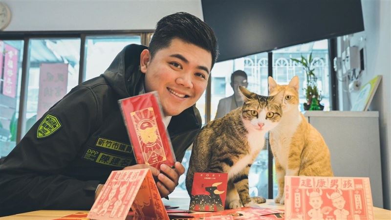 新制服亮相！民進黨新竹黨部送紅包袋