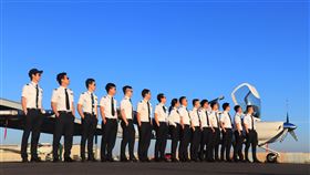 長榮航空飛行學院位於美國加州沙加緬度Mather機場，空域廣闊適合初學者學習飛行，長榮航空飛行學院2021年度自費學員開始招生，即日起開始接受網路報名，預計共招收18位學員，提供民眾學習飛行的圓夢管道。（圖／長榮提供）