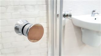 浴室玻璃門水垢別硬刷！內行用2平價神物