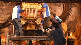 台南鹿耳門天后宮鎮殿媽戴后冠台南市安南區鹿耳門天后宮28日出動9人為「鎮殿媽」戴上后冠，重新整理後的帽冠金碧輝煌，吸引大批民眾到場記錄媽祖神像戴冠的難得影像。中央社記者張榮祥台南攝  110年1月28日