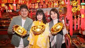 唐儷（左起）、龍千玉、楊哲採買春聯賀年飾品。（圖／豪記唱片提供）