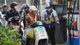 油價將漲　民眾赴加油站加油（2）國際油價走揚，國內油價連3漲。台灣中油宣布，自14日凌晨零時起，汽油每公升調漲0.4元、柴油每公升調漲0.5元。民眾13日前往加油站加油。中央社記者徐肇昌攝　109年12月13日