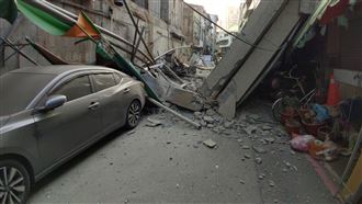 快訊／地震才過　大樓外牆大面積坍塌