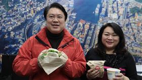 今(28)日是農曆12月16日，也是傳統吃尾牙的日子，這天還有吃刈包的習俗，基隆市長林右昌與夫人吳秋英，準備刈包送同仁 祝大家咬住福氣（圖／基隆市府提供）