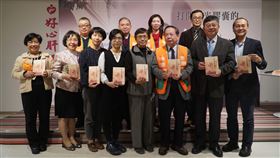 前台大內科醫師廖永祥因肝癌逝世滿15周年，其妻子鄭愛柔、女兒廖翊安，廖翊如及各界好友之力，今集結成冊出版「打開時光膠囊的生命對話」新書。（圖／肝基會提供）