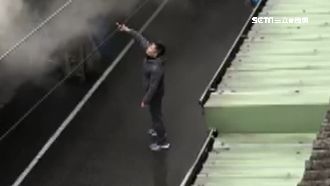 獨／休假聞濃煙味　消防猛男救祖孫命