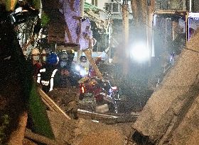 高雄舊今日戲院外牆倒塌　機具進駐清除