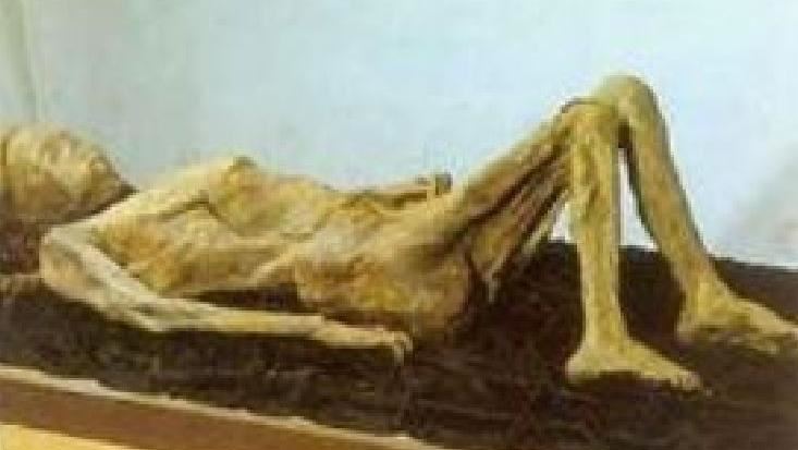 挖到古代女屍　為何雙腿間有黑色物體