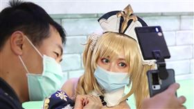 電玩展防疫  戴口罩合影（2）台北國際電玩展28日在南港展覽館登場，廠商安排Coser扮演遊戲角色吸引玩家，合影時也都戴好口罩。中央社記者張新偉攝  110年1月28日