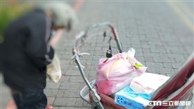 白髮奶奶撿路邊便當吃／網友林信源授權提供