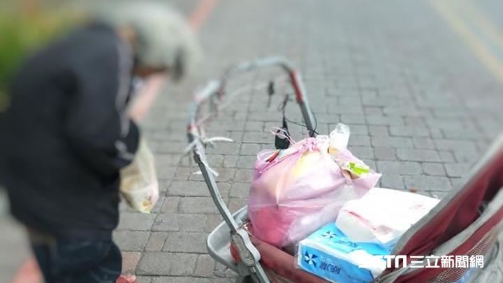 7旬嬤翻路邊便當吃　他剩下的錢全給