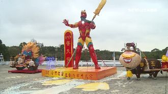 鋼鐵雲長揹偃月刀　網笑：不用赤兔馬