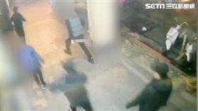 萬華幫派悍將高男遭4名惡煞埋伏追砍。（圖／翻攝畫面）