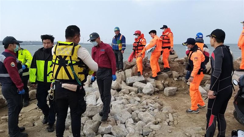 林口火力發電廠外海灘　女落海命危