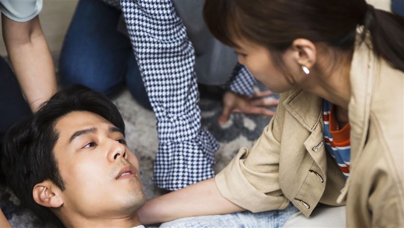 靠實驗藥搶救　《王牌》胡宇威昏迷了
