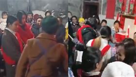 婚禮前1天新郎被抓！妹妹拜堂「娶嫂子回家」　全場傻眼（圖／翻攝自頭條新聞微博）