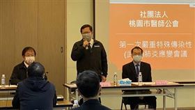 桃園市長鄭文燦親自出席桃園市醫師公會召開的應變會議，並提供醫護確診與隔離補償慰問金。