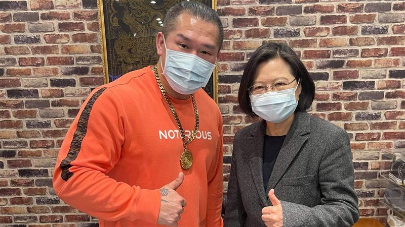 快訊／蔡英文探望館長　比讚合照曝光