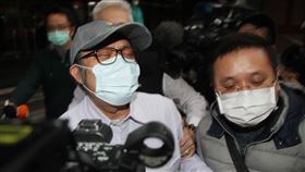 立委涉收賄案　蘇震清1000萬元交保（3）民進黨籍立委蘇震清（前左）被控收受前太流公司董事長李恆隆賄款遭訴，自109年8月間被羈押禁見至今。台北地方法院29日開庭，裁定蘇震清新台幣1000萬元交保，並限制住居、出境、出海。蘇震清離開地院時，一度與媒體發生推擠。中央社記者張新偉攝　110年1月29日