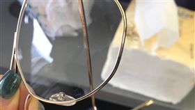 倒影,眼鏡,帥哥,高鐵(翻攝自 爆廢1公社)