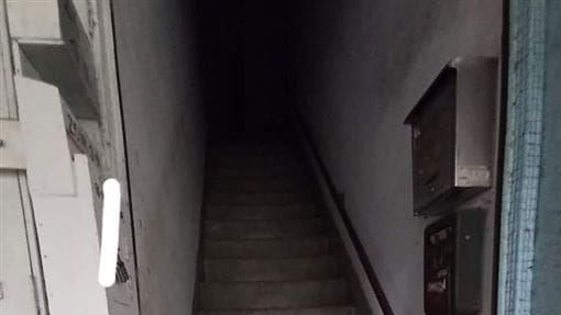 送到四樓紅色門　外送員見這景象嚇壞