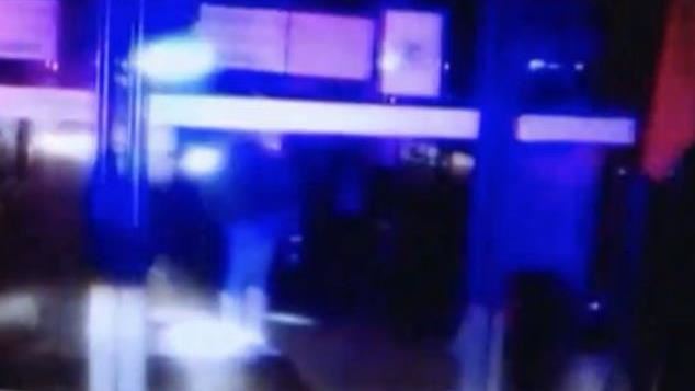 午夜場的電影院　女顫音喊：出不去了