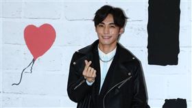 新人歌手王振諾前往欣賞「I LOVE BANKSY」特展。（圖／記者楊澍攝影）