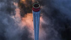 ▲360公尺的煙囪是最難的攀岩路線之一。（圖／Red Bull提供）