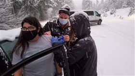 雪地,施打疫苗,武肺疫苗(圖/翻攝自Josephine County Public Health臉書)