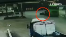 A飼料車撞亡2400