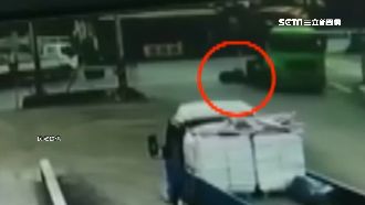 機車擦撞飼料車　騎士遭前輪輾過喪命