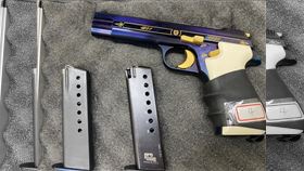 破獲罕見「西格P210」紀念手槍（圖／翻攝畫面）