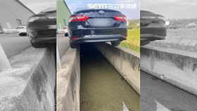 拓海算甚麼！超神水溝蓋停車法網驚呆（圖／翻攝畫面）